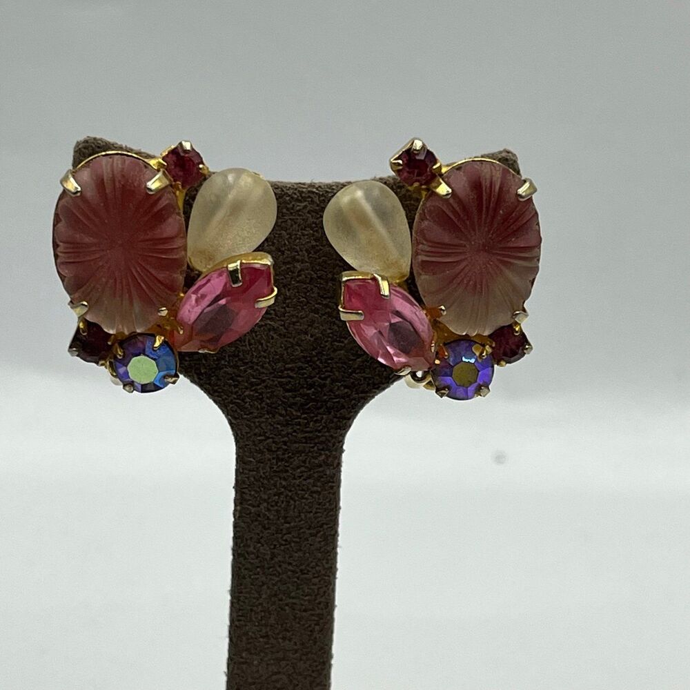 Vintage women's pink glass and plastic beaded prong set gold tone clipon earring